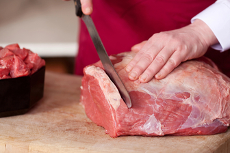 Секрети бездоганної кухні: як легко нарізати м’ясо без шуму та бруду