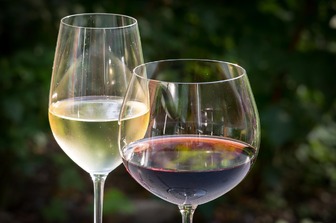 4 способи використовувати вино, що видихнулося: від маринаду до оцту