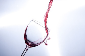 Як вивести плями від червоного вина: покрокова інструкція