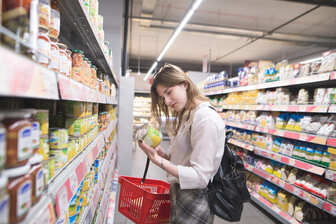 Ці фрази на етикетках продуктів вводять у небезпечну оману: розвінчуємо міфи про «здорове» харчування